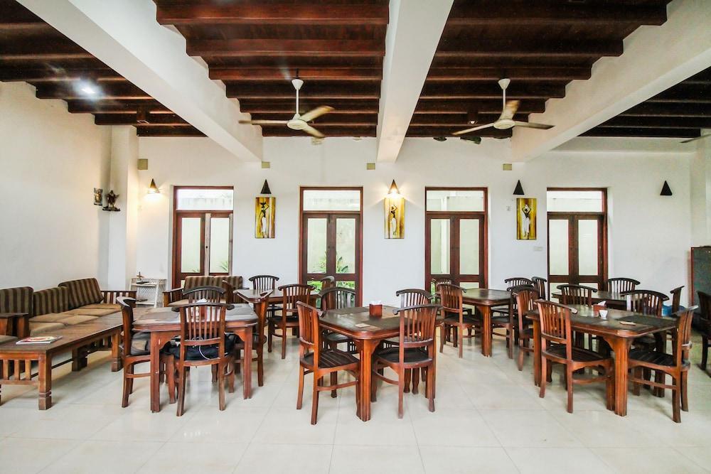 Ceylonica Beach Hotel Negombo Esterno foto