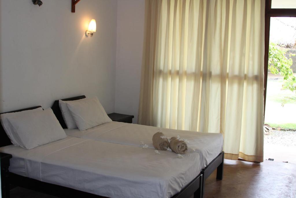 Ceylonica Beach Hotel Negombo Esterno foto
