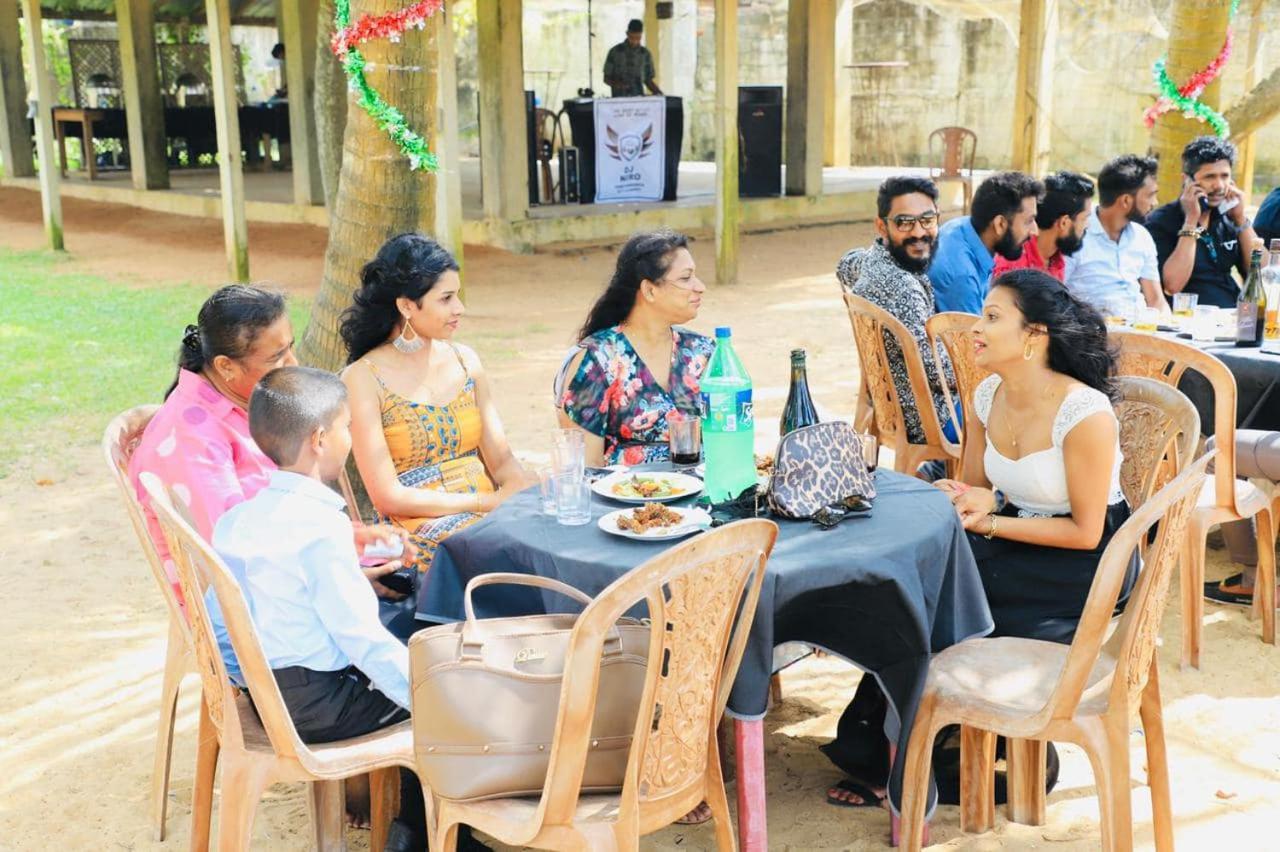 Ceylonica Beach Hotel Negombo Esterno foto